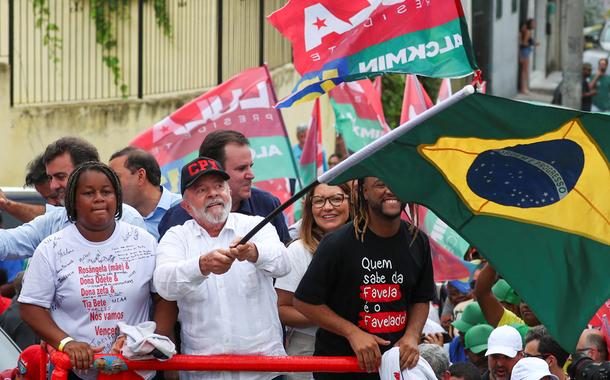 Lula faz ato de campanha no Complexo do Alemão no Rio de Janeiro