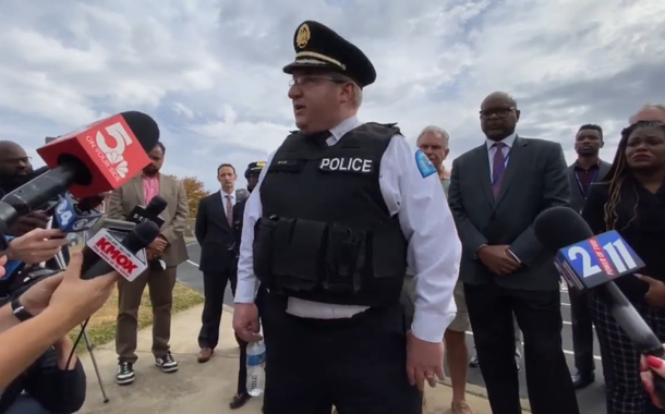 Policial fala à imprensa após tiroteio em escola de St. Louis (EUA)