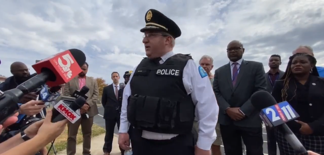 Policial fala à imprensa após tiroteio em escola de St. Louis (EUA)