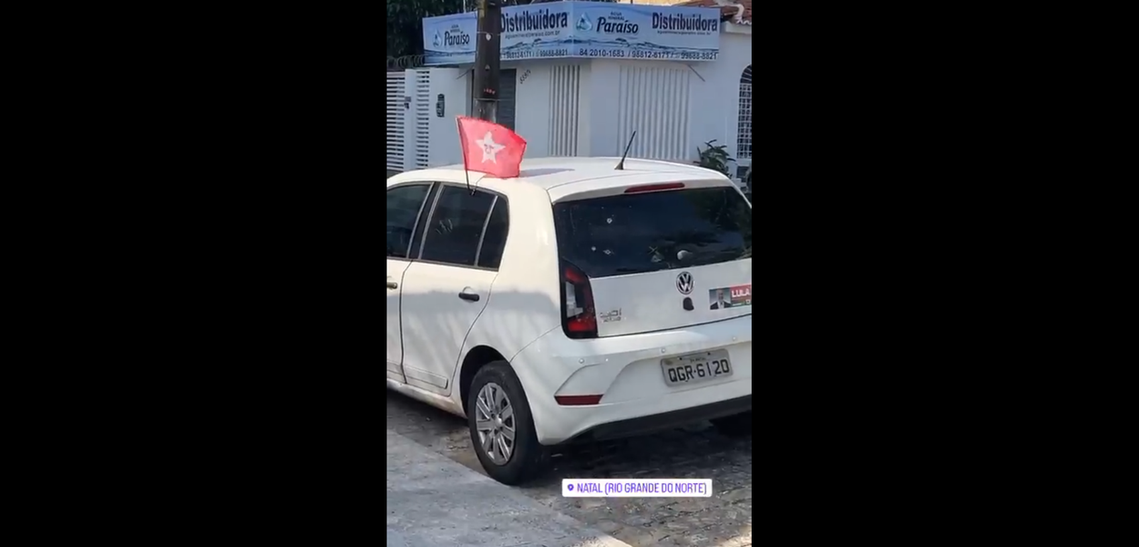Carro com bandeira do Lula alvejado por tiros em Ponta Negra, Natal (RN)
