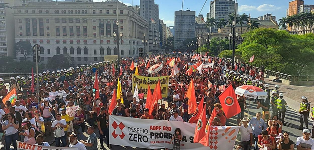 Protesto contra despejos reuniu milhares de pessoas nas ruas da capital paulista nesta quarta (26)