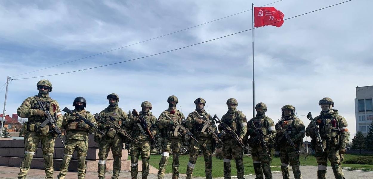 Soldados russos ergueram a bandeira da vitória na Calçada da Fama (monumento aos soldados que morreram na Grande Guerra Patriótica) em Kherson