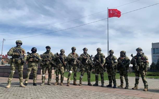 Soldados russos ergueram a bandeira da vitória na Calçada da Fama (monumento aos soldados que morreram na Grande Guerra Patriótica) em Kherson