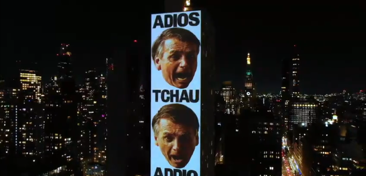 Projeção dando adeus a Bolsonaro em Nova York