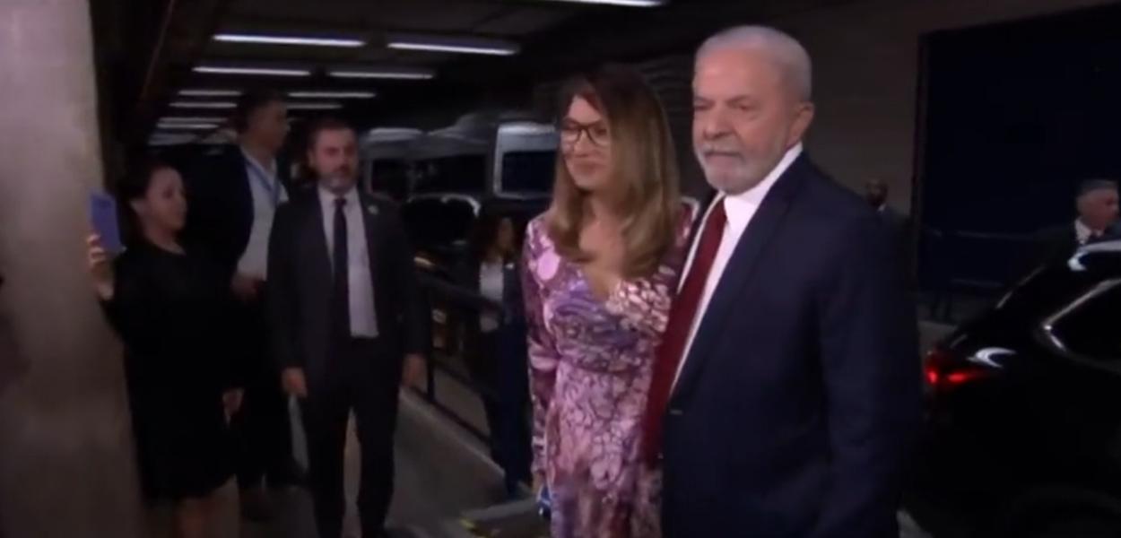 Luiz Inácio Lula da Silva chega aos estúdios da Globo com sua esposa Rosângela da Silva, conhecida como Janja