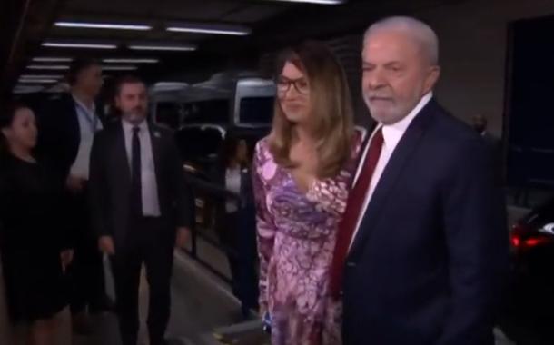 Luiz Inácio Lula da Silva chega aos estúdios da Globo com sua esposa Rosângela da Silva, conhecida como Janja