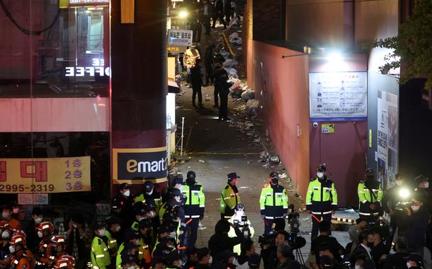 Equipe de resgate e bombeiros trabalham no local onde mais de 100 pessoas morreram e dezenas de pessoas ficaram feridas em tumulto durante um festival de Halloween em Seul, Coreia do Sul. 29/10/2022