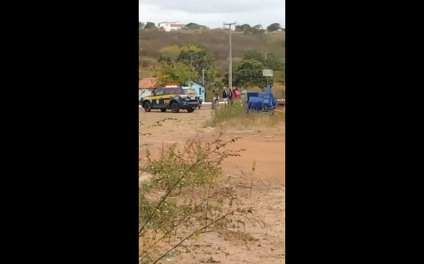 Polícia Rodoviária Federal bloqueia estrada em Cuité, Paraíba