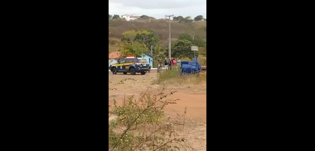 Polícia Rodoviária Federal bloqueia estrada em Cuité, Paraíba (Foto: Reprodução) Polícia Rodoviária Federal bloqueia estrada em Cuité, Paraíba