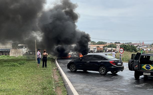 Manifestantes queimam pneus em protesto em Várzea Grande, no Mato Grosso 31/10/2022