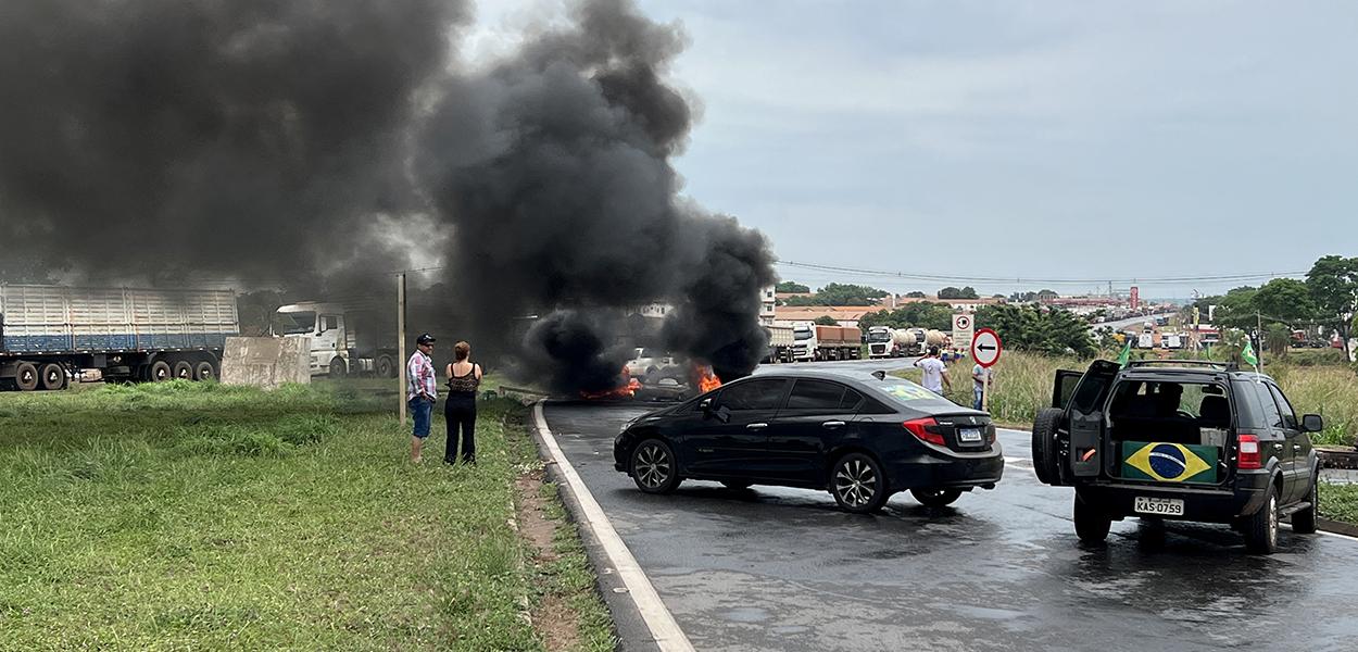 Manifestantes queimam pneus em protesto em Várzea Grande, no Mato Grosso 31/10/2022