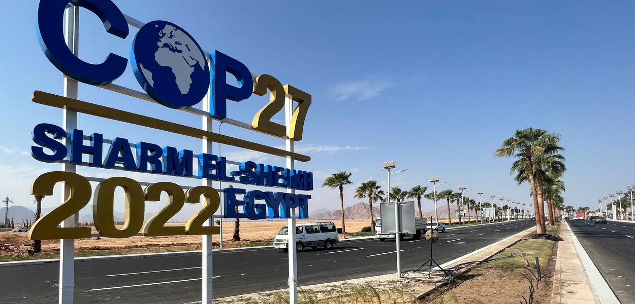 Placa da COP27 na estrada que leva ao local da conferência em Sharm el-Sheikh, no Egito