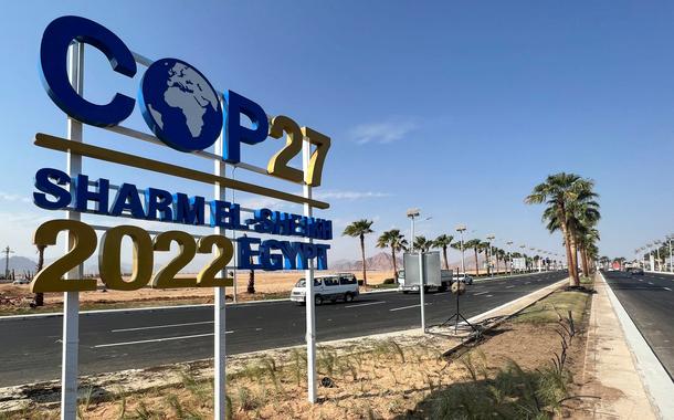 Placa da COP27 na estrada que leva ao local da conferência em Sharm el-Sheikh, no Egito