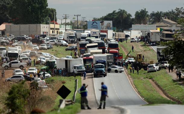 Apoiadores de Jair Bolsonaro bloqueiam estrada em protesto em Abadiânia (GO)