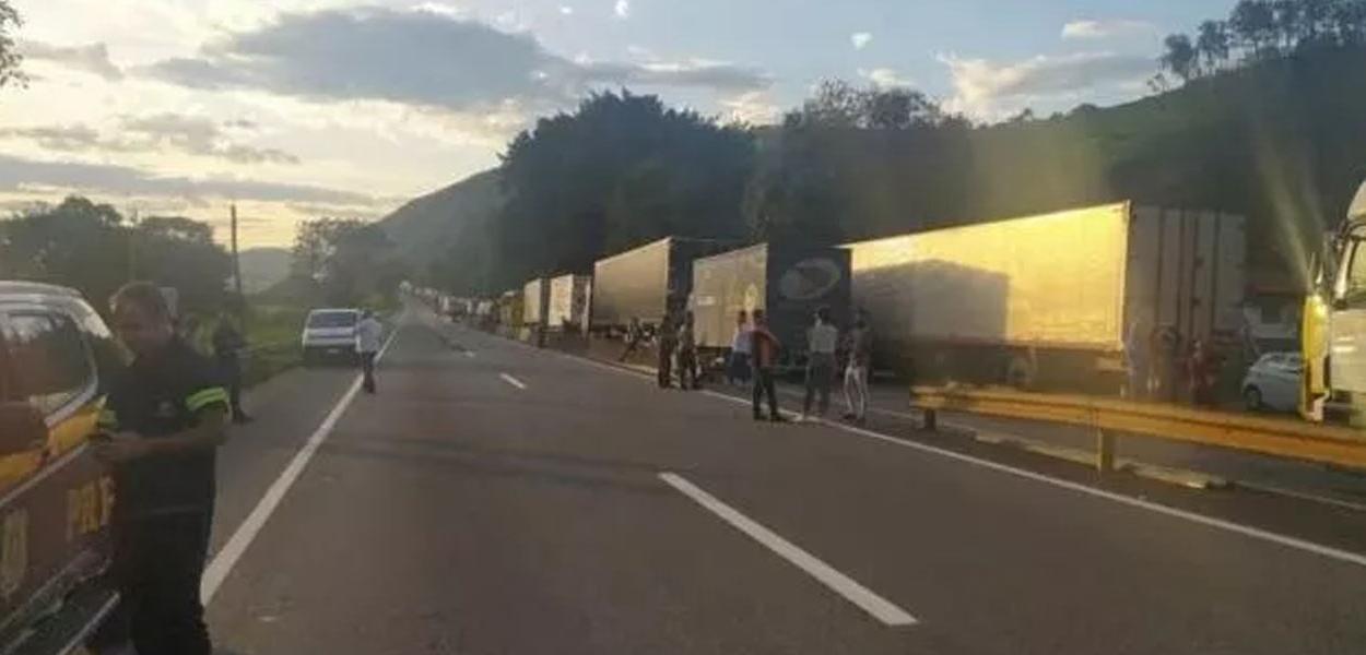 Caminhoneiros apoiadores de Jair Bolsonaro fecham os sentidos da rodovia Presidente Dutra, no Rio de Janeiro
