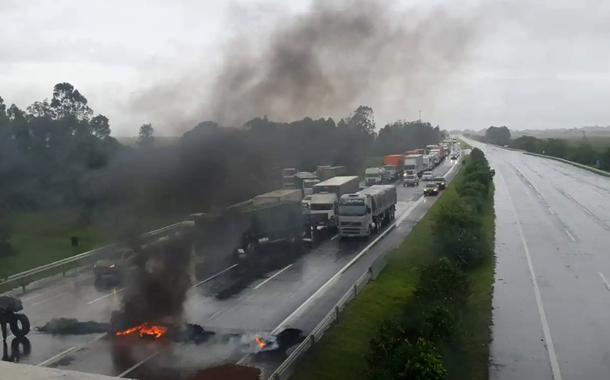 Os dois sentidos da BR-290 estão bloqueados em Santo Antônio da Patrulha (RS)