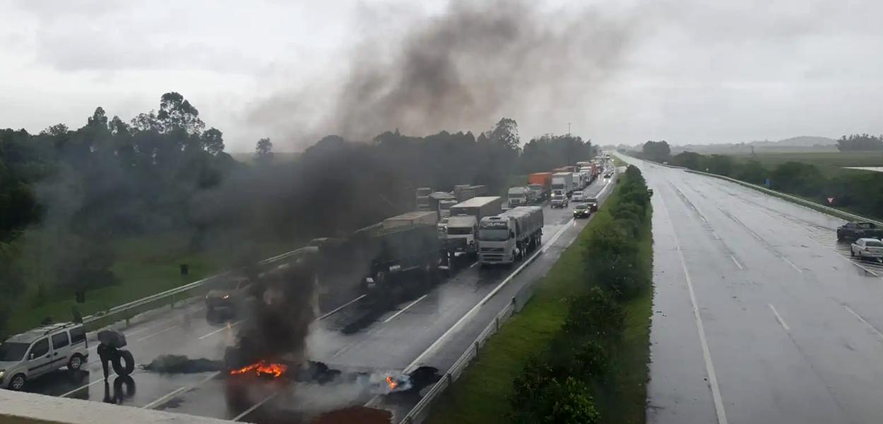 Os dois sentidos da BR-290 estão bloqueados em Santo Antônio da Patrulha (RS)