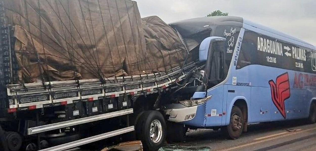 Colisão de ônibus com caminhão em Araguaína-TO