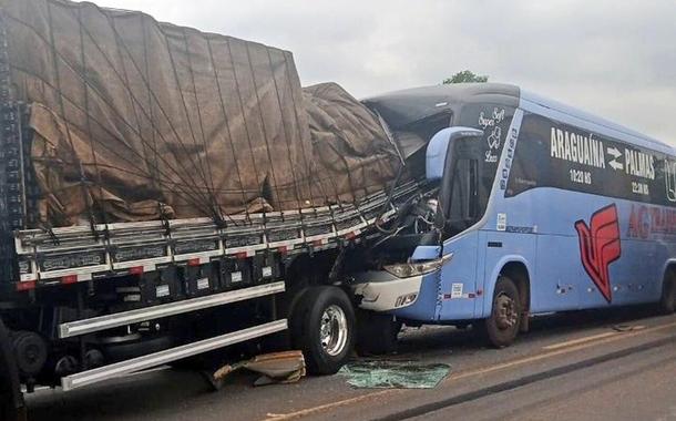 Colisão de ônibus com caminhão em Araguaína-TO