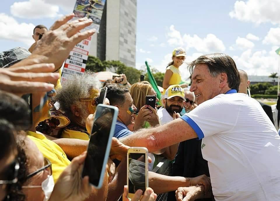Bolsonaro, em plena pandemia, sem máscara