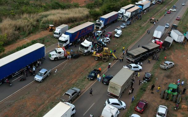 Caminhoneiros apoiadores de Jair Bolsonaro protestam em Abadiânia (GO) contra vitória de Luiz Inácio Lula da Silva