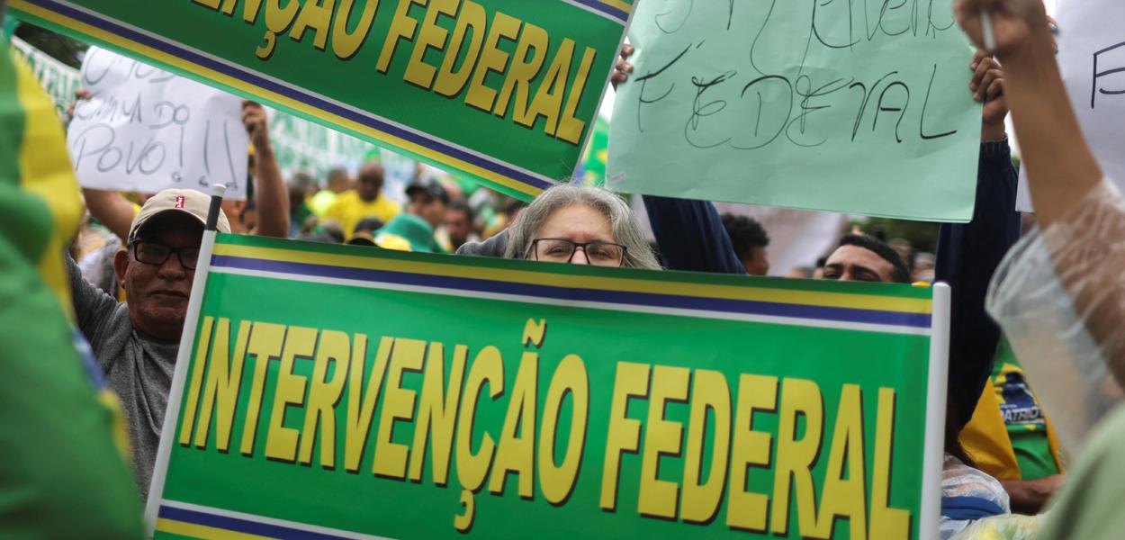 Bolsonaristas em protesto no Rio de Janeiro contra a eleição presidencial pedem "intervenção federal" 02/11/2022