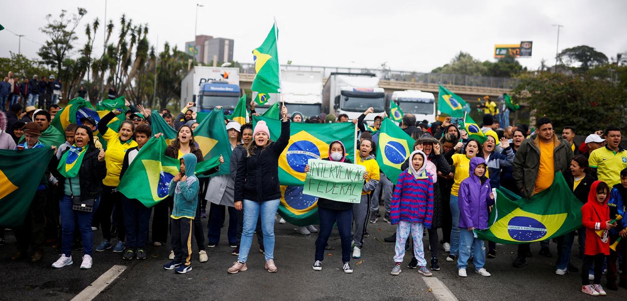 Manifestantes bloqueiam rodovia Castelo Branco, em Barueri, na Grande São Paulo 02/11/2022