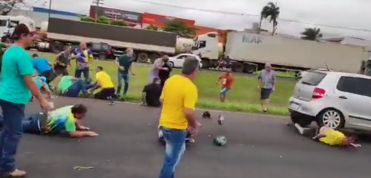 Carro atropela bolsonaristas em Mirassol