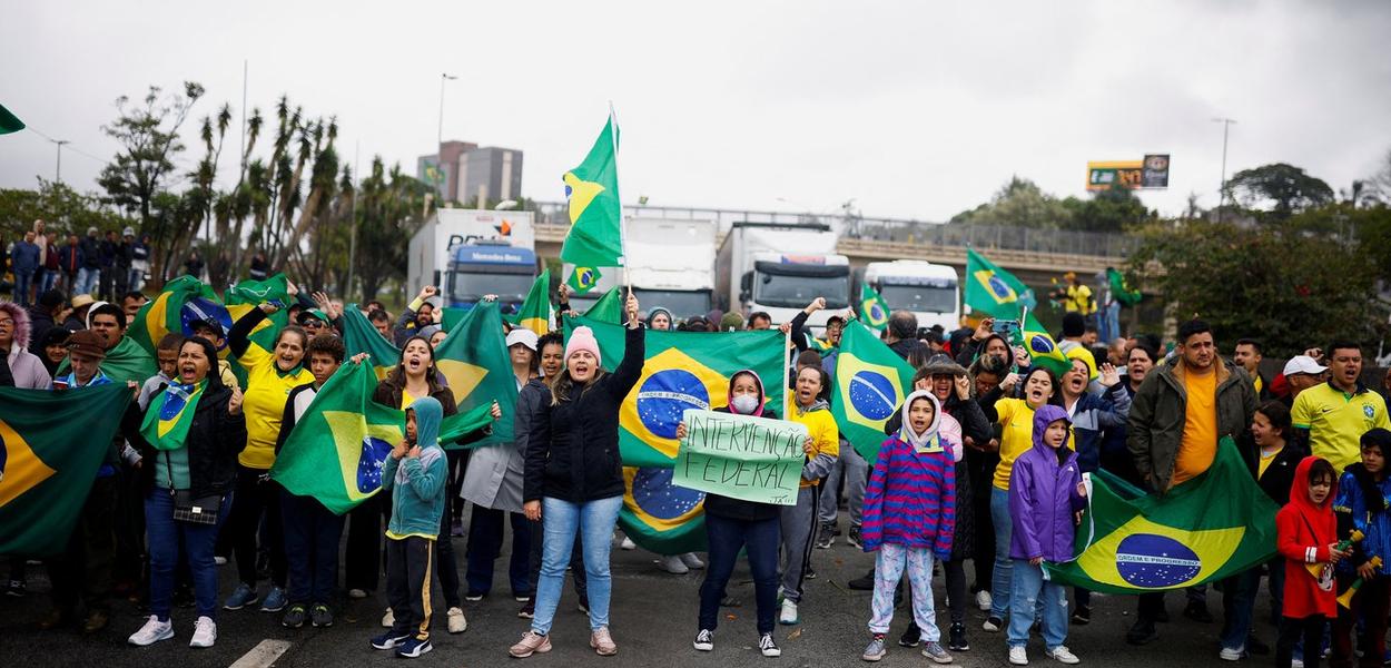 Manifestantes bloqueiam rodovia Castelo Branco, em Barueri, na Grande São Paulo - 02/11/2022