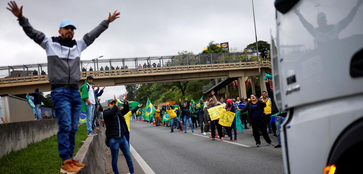 Apoiadores do presidente Jair Bolsonaro bloqueiam parcialmente a rodovia Castelo Branco durante um protesto pela derrota de Bolsonaro no segundo turno da eleição presidencial, em Barueri, Brasil. 2 de novembro de 2022.