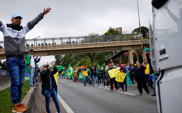 Apoiadores do presidente Jair Bolsonaro bloqueiam parcialmente a rodovia Castelo Branco durante um protesto pela derrota de Bolsonaro no segundo turno da eleição presidencial, em Barueri, Brasil. 2 de novembro de 2022.