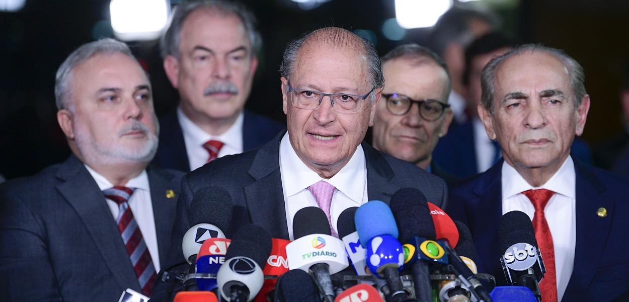 Vice-presidente eleito, Geraldo Alckmin concede entrevista coletiva