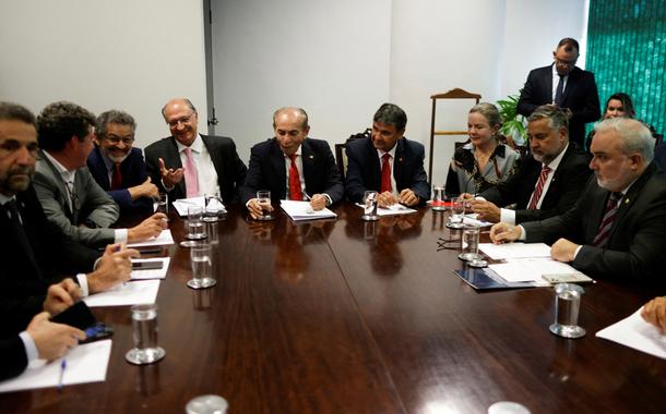 Alckmin e outros membros da equipe de transição se reúnem com senador Marcelo Castro (no centro da cabeceira) 03/11/2022