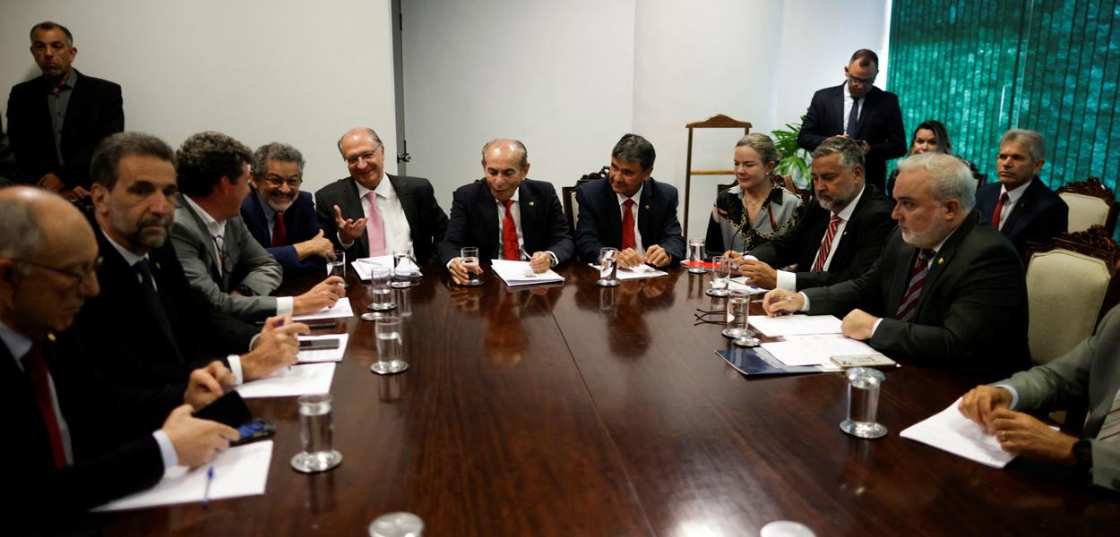 Alckmin e outros membros da equipe de transição se reúnem com senador Marcelo Castro (no centro da cabeceira) 03/11/2022