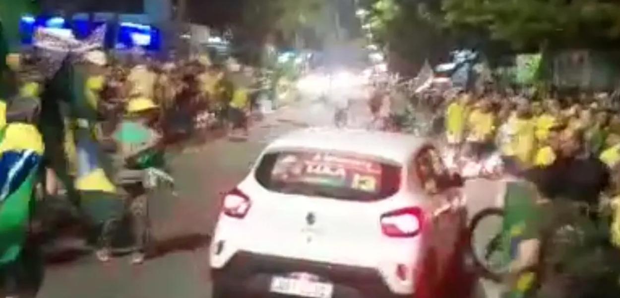 Eleitora de Lula tem carro depredado em ato bolsonarista (Foto: Reprodução/TV Cabo Branco) Eleitora de Lula tem carro depredado em ato bolsonarista