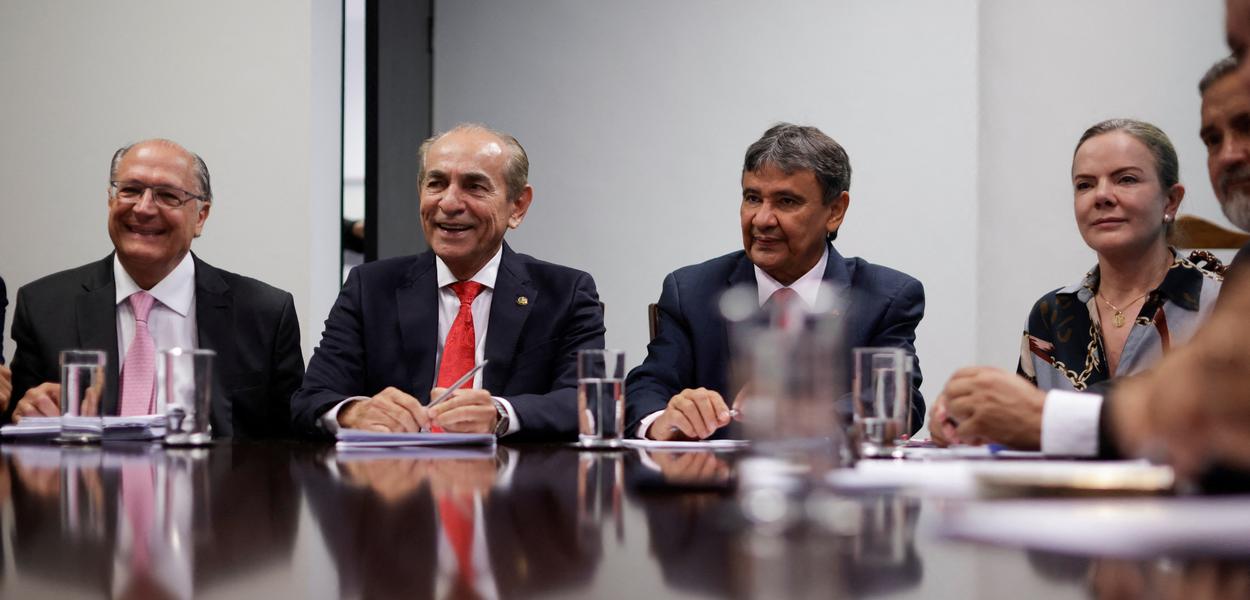 Wellington Dias reúne-se com o relator do Orçamento, senador Marcelo Castro, o coordenador da equipe de transição, Geraldo Alckmin, e a presidente do PT, Gleisi Hoffmann