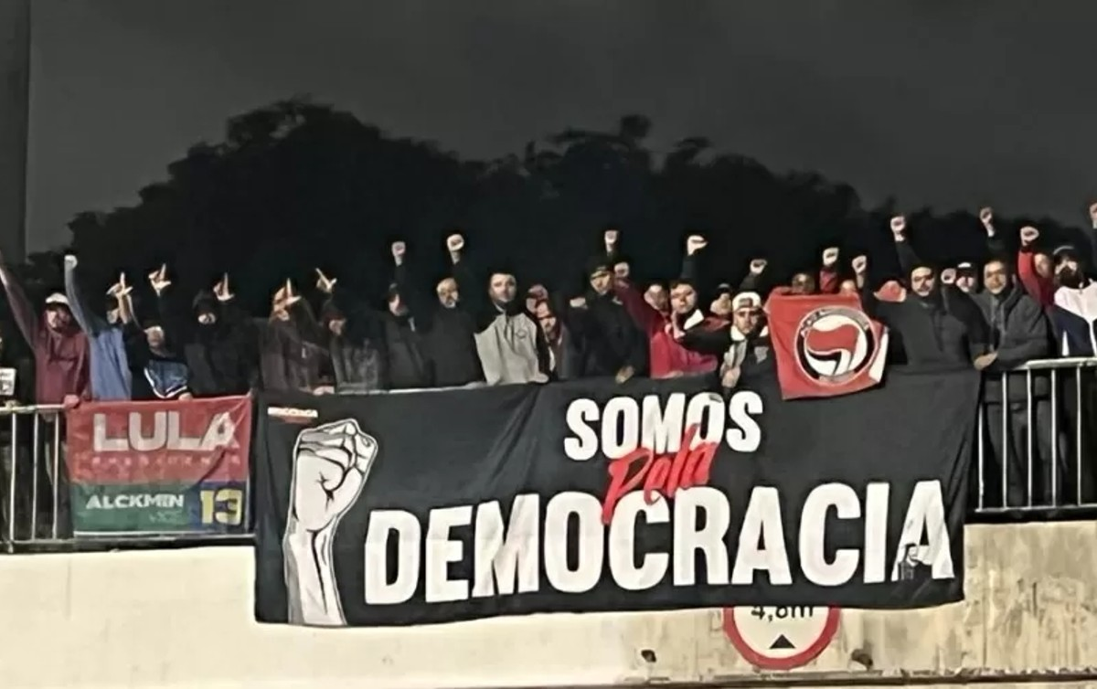 Integrantes da torcia Democracia Corinthiana