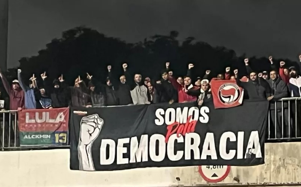 Integrantes da torcia Democracia Corinthiana