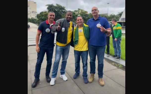 Allan Turnowski (de amarelo) ao lado de Felipe Curi (de azul) em carreata após soltura de ex-secretário