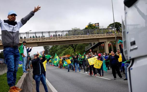 Apoiadores de Jair Bolsonaro bloqueiam parcialmente a rodovia Castelo Branco durante protesto pela derrota na eleição presidencial, em Barueri, Brasil. 2 de novembro de 2022