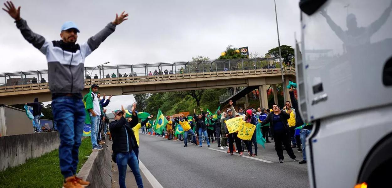 Apoiadores de Jair Bolsonaro bloqueiam parcialmente a rodovia Castelo Branco durante protesto pela derrota na eleição presidencial, em Barueri, Brasil. 2 de novembro de 2022