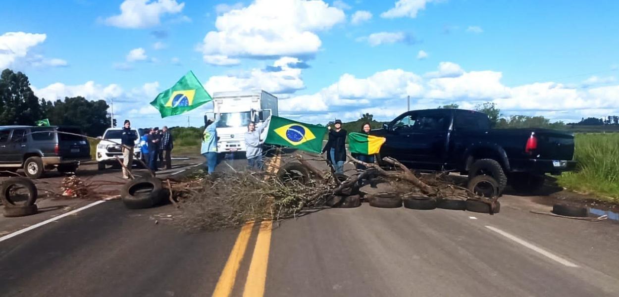 Apoiadores de Jair Bolsonaro bloqueiam rodovia em protesto contra resultado da eleição presidencial e a vitória de Lula