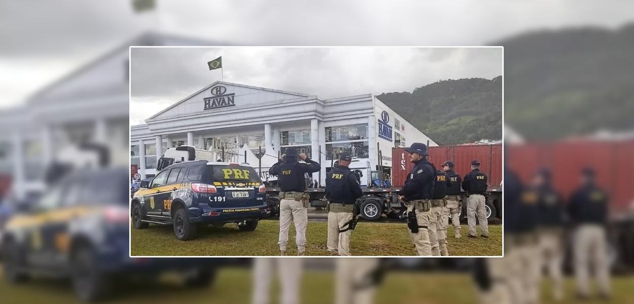 Ato de bolsonaristas em frente a uma loja da Havan em Santa Catarina