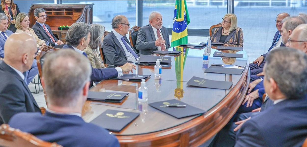 Luiz Inácio Lula da Silva em reunião com a presidente do STF, Rosa Weber, e mais nove ministros em Brasília (DF)