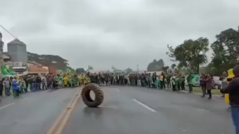 Bolsonaristas cantam hino nacional para um pneu