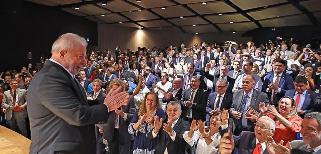 Lula em encontro com parlamentares e a equipe de transição de governo