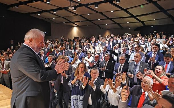 Lula em encontro com parlamentares e a equipe de transição de governo