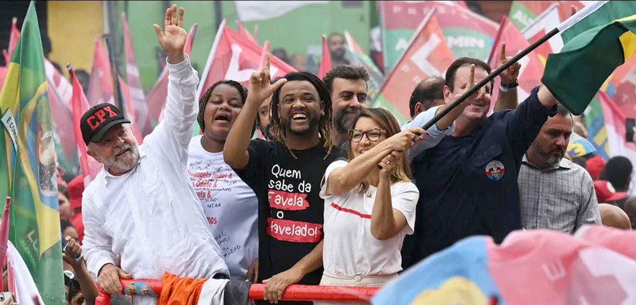Luiz Inácio Lula da Silva, René Silva, Janja Lula da Silva no Complexo do Alemão, Rio de Janeiro