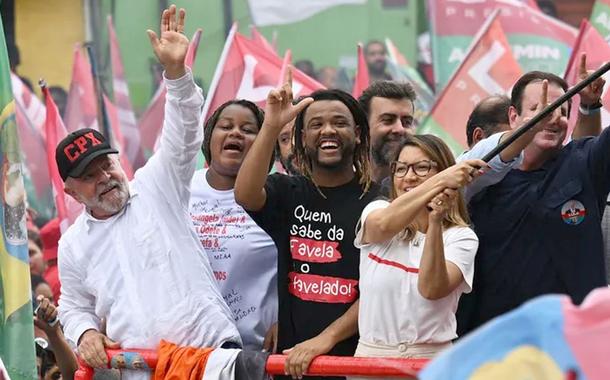 Luiz Inácio Lula da Silva, René Silva, Janja Lula da Silva no Complexo do Alemão, Rio de Janeiro
