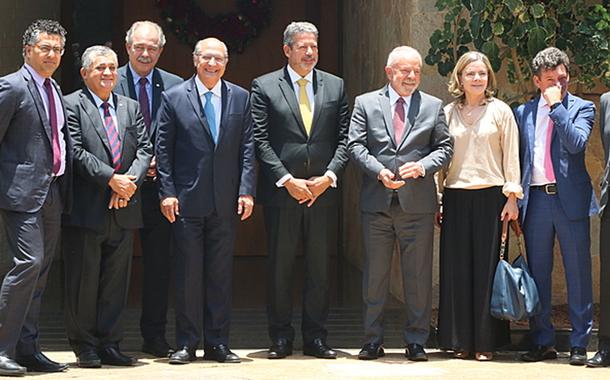 Lula e Alckmin com o presidente da Câmara e deputados